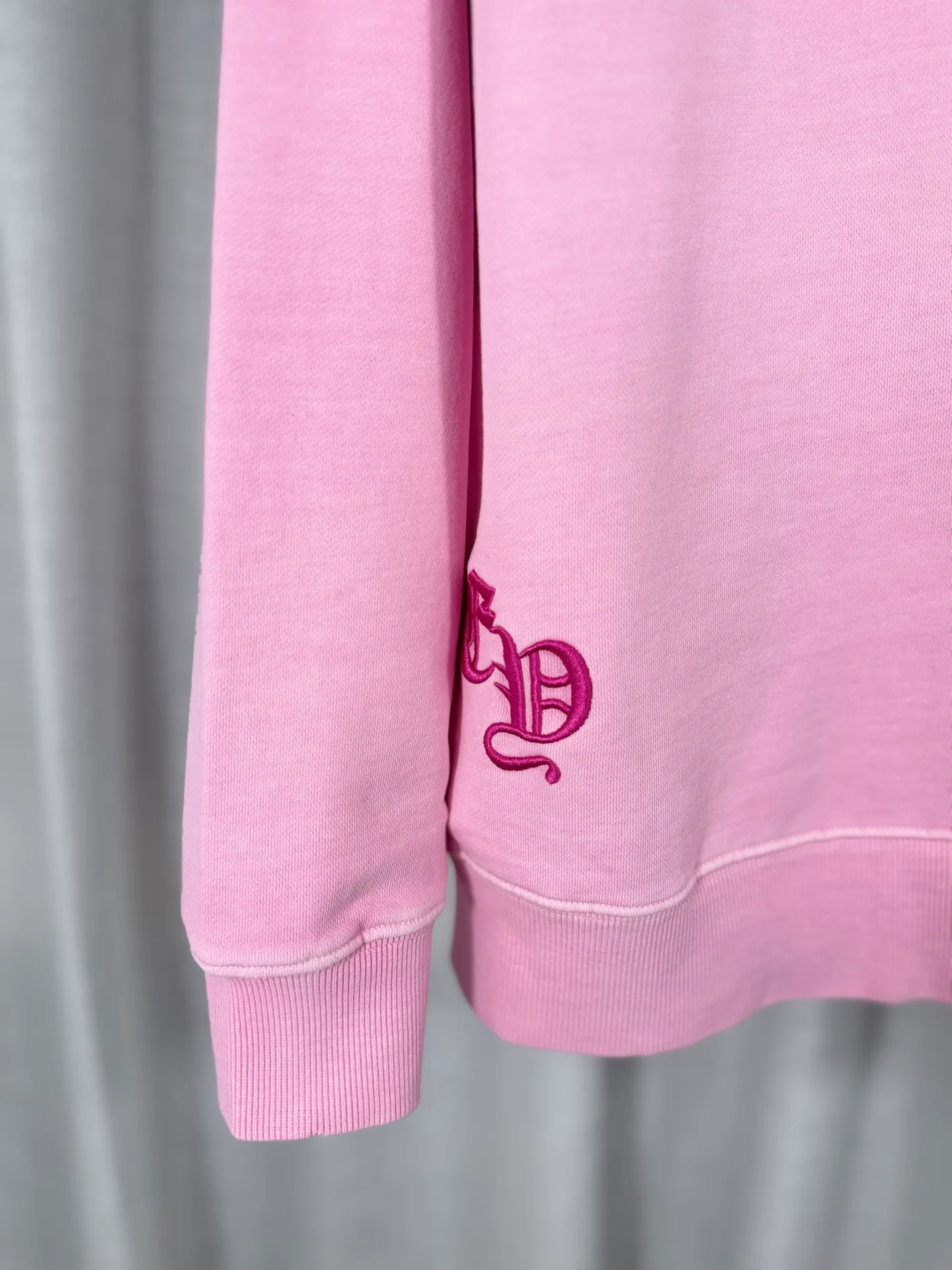 P260 top version, real shot without P, ​​different from market currency) 𝗖𝗵𝗿𝗼𝗺𝗲 𝗛𝗲𝗮𝗿𝘁𝘀/Cro Heart 2025 washed patch embroidery autumn and winter new original single counter American laser burnt 3D three-dimensional color embroidered couple casual sweatshirt 👑The highest version! Customized fabric 430g tripe terry fabric! American acid-washed and distressed original fabric laser burnt ✟appliqué embroidery and exquisite embroidery of letters! The best-selling model in the counter, very comfortable to wear. Accessories: original molded and authenticated collar label➕100% silk wash label. Genuine purchase-grade original hangtag➕matching hanging rope➕3D hanging beads➕original packaging bag. Craftsmanship: The original version has consistent wiring! The highest version of the armhole matching technique! Color: Pink Black Size: S M L XL Style No.: 9333